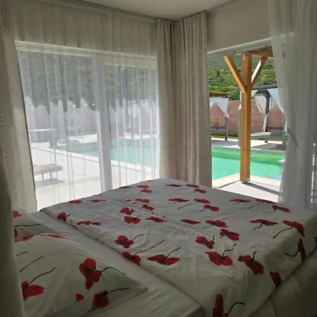 Aqua Vista Villa *