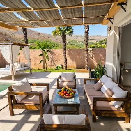 Aqua Vista Villa *